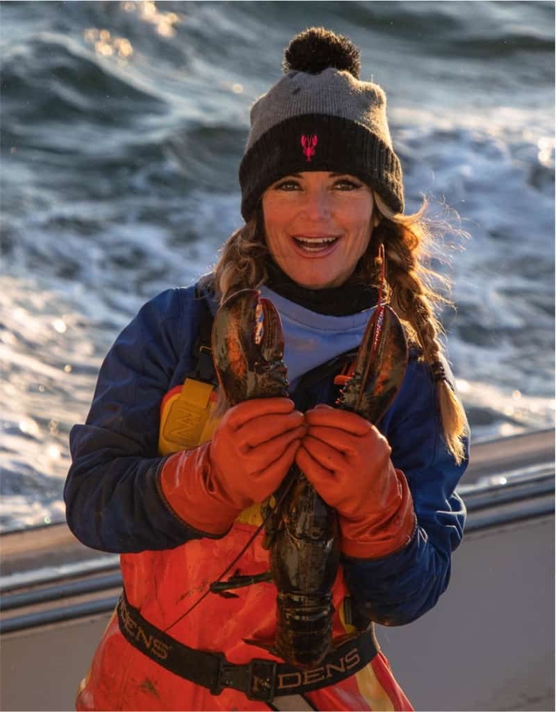 幸运飞行艇开奖168官方开奖 Lobster woman catches a fresh Maine lobster.